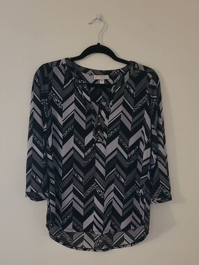 Dana Buchman Black & Light Gray Chevron Henley Blouse